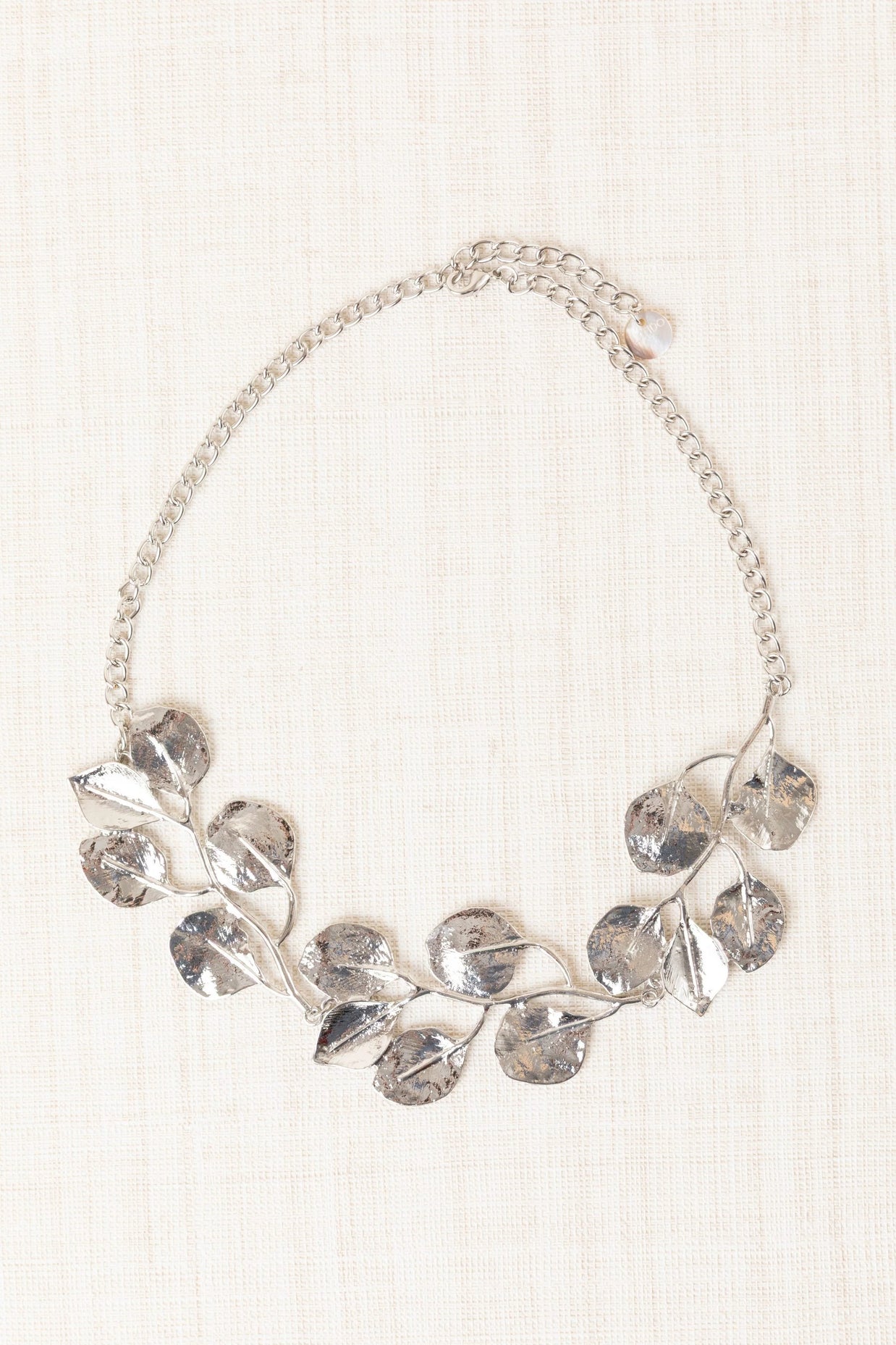 SILVER-PLATED METAL SHORT FLOWER NECKLACE