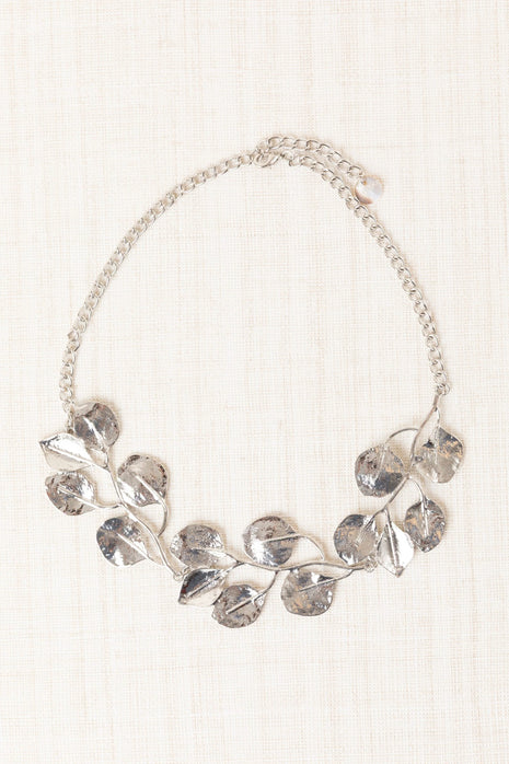 COLLAR CORTO FLORES METAL PLATEADO