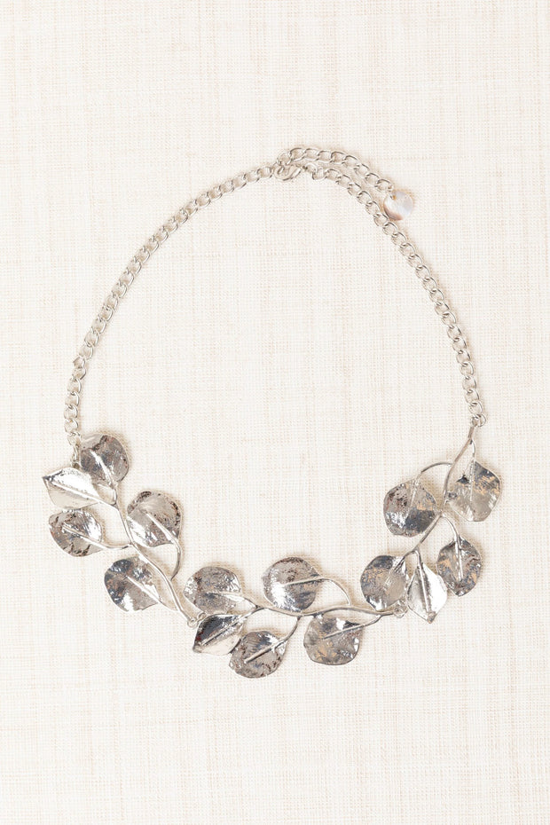 COLLAR CORTO FLORES METAL PLATEADO