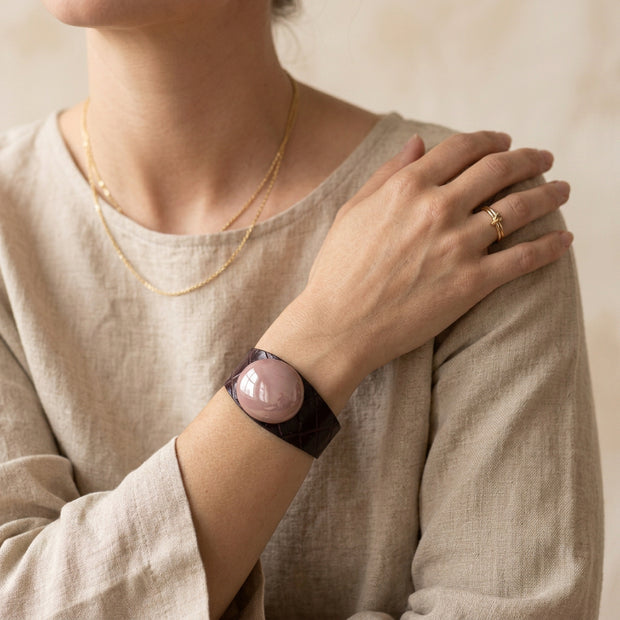BRAZALETE CUERO Y CERÁMICA COCOCRILO BURDEOS