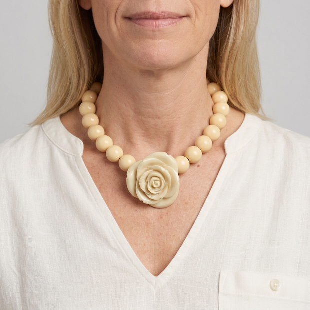 Collar Camelia marfil en modelo