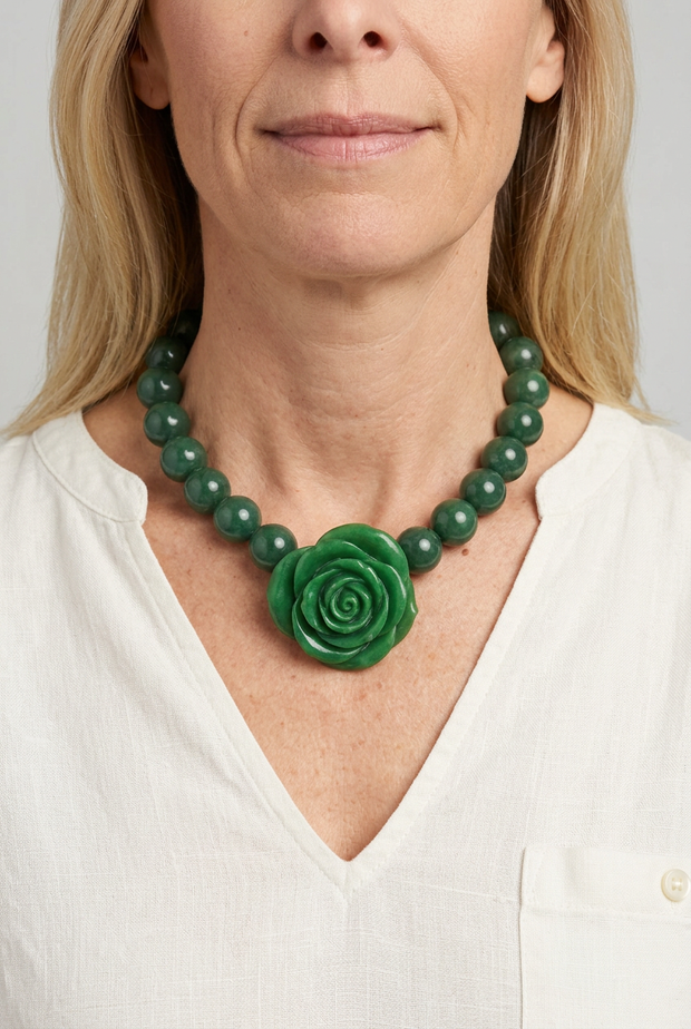 Collar corto Camelia verde puesto con blusa blanca y fondo neutro