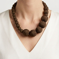 Collar Seda Lonh burgundy marrón sobre modelo con camiseta blanca