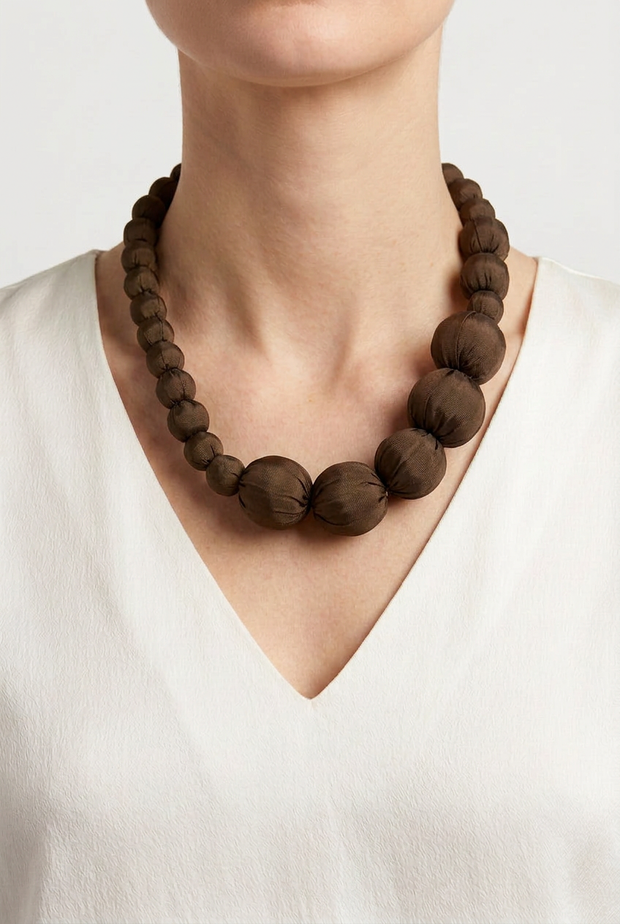 Collar Seda Lonh burgundy marrón sobre modelo con camiseta blanca