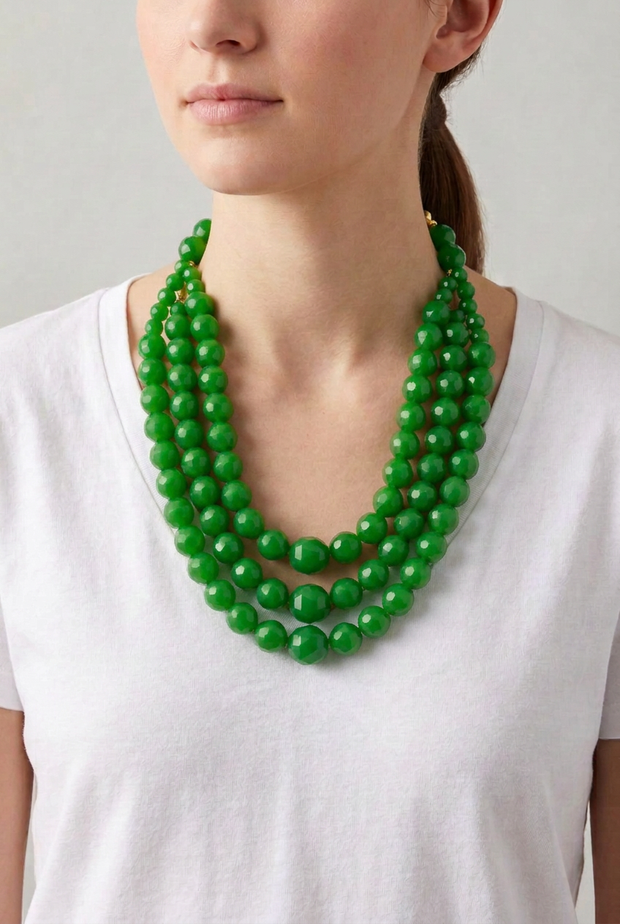 Collar Facetado Verde sobre modelo con camisa blanca, tamaño ampliado y facetas definidas