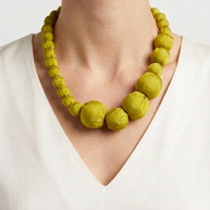 Collar Seda Lonh lima sobre modelo con la nueva presentación