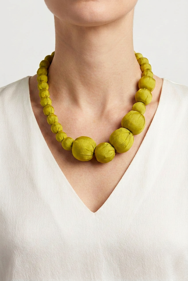 Collar Seda Lonh lima sobre modelo con la nueva presentación