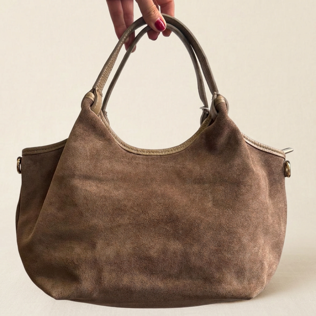 Bolso de ante marrón topo completo con fondo crema