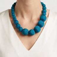 Collar Seda Lonh petróleo sobre modelo con camiseta blanca