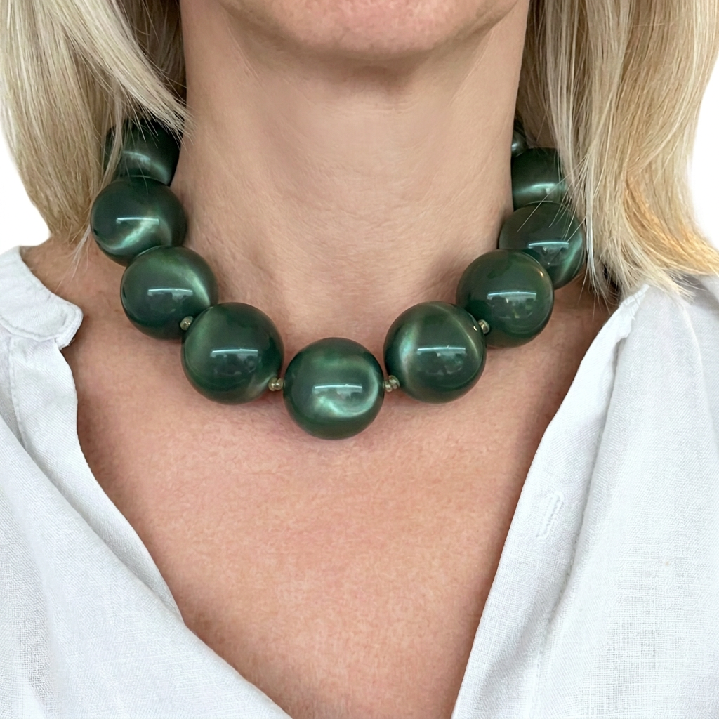 Collar verde puesto con camisa blanca, sin cara ni barbilla y fondo blanco