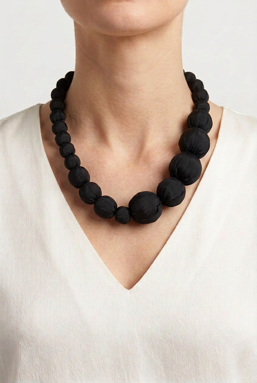 Collar Seda Lonh negro sobre modelo con la nueva presentación
