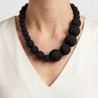 Collar Seda Lonh negro sobre modelo con la nueva presentación