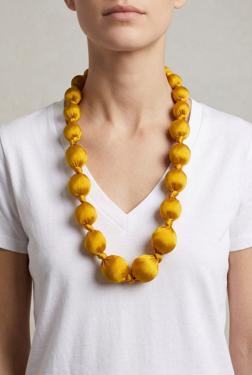 Collar Seda Kon M amarillo sobre modelo con largo corregido hasta un poco por debajo del pecho