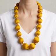 Collar Seda Kon M amarillo sobre modelo con largo corregido hasta un poco por debajo del pecho
