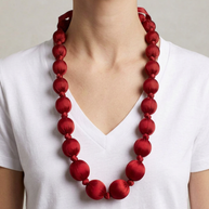 Collar Seda Kon M rojo sobre modelo con largo corregido hasta un poco por debajo del pecho