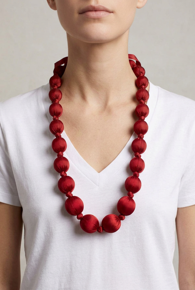 Collar Seda Kon M rojo sobre modelo con largo corregido hasta un poco por debajo del pecho