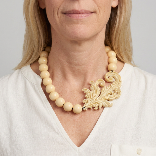 Collar Firenze marfil en modelo con blusa blanca