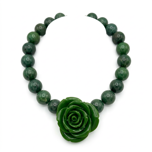 Collar corto Camelia verde sin busto sobre fondo blanco