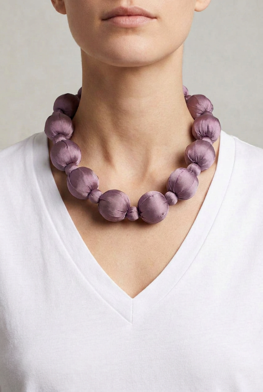 Collar Seda Linh malva sobre modelo con camiseta blanca