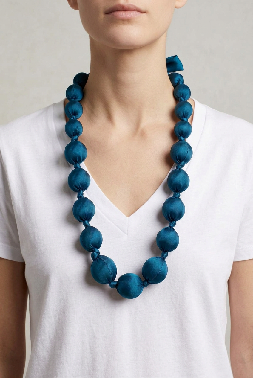 Collar Seda Kon M petróleo sobre modelo con largo corregido hasta un poco por debajo del pecho