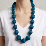 Collar Seda Kon M petróleo sobre modelo con largo corregido hasta un poco por debajo del pecho