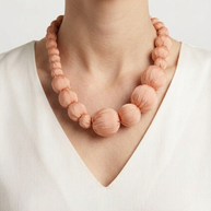 Collar Seda Lonh nude sobre modelo con la nueva presentación