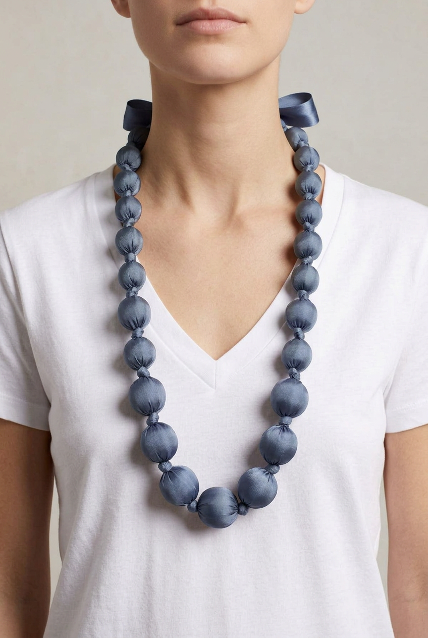 Collar Seda Kon M azul sobre modelo con largo corregido hasta un poco por debajo del pecho