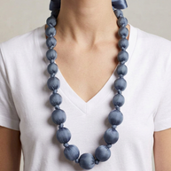 Collar Seda Kon M azul sobre modelo con largo corregido hasta un poco por debajo del pecho