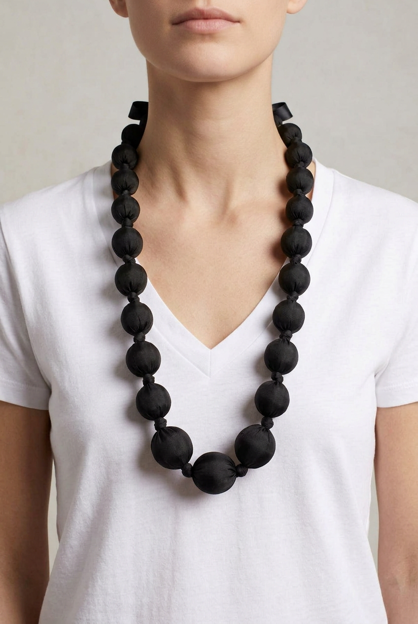 Collar Seda Kon M negro sobre modelo con largo corregido hasta un poco por debajo del pecho
