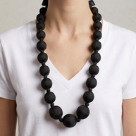 Collar Seda Kon M negro sobre modelo con largo corregido hasta un poco por debajo del pecho