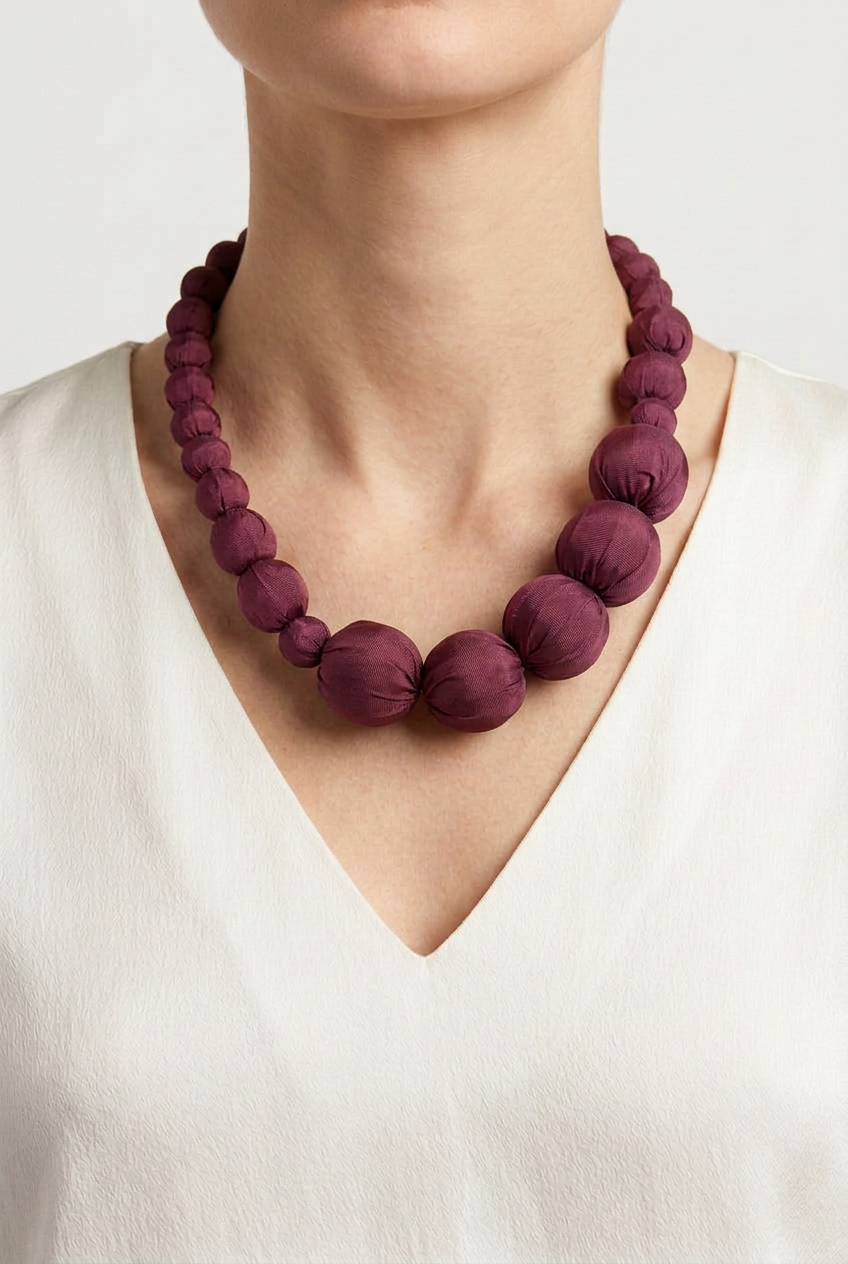 Collar Seda Lonh burgundy sobre modelo con camiseta blanca