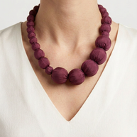 Collar Seda Lonh burgundy sobre modelo con camiseta blanca