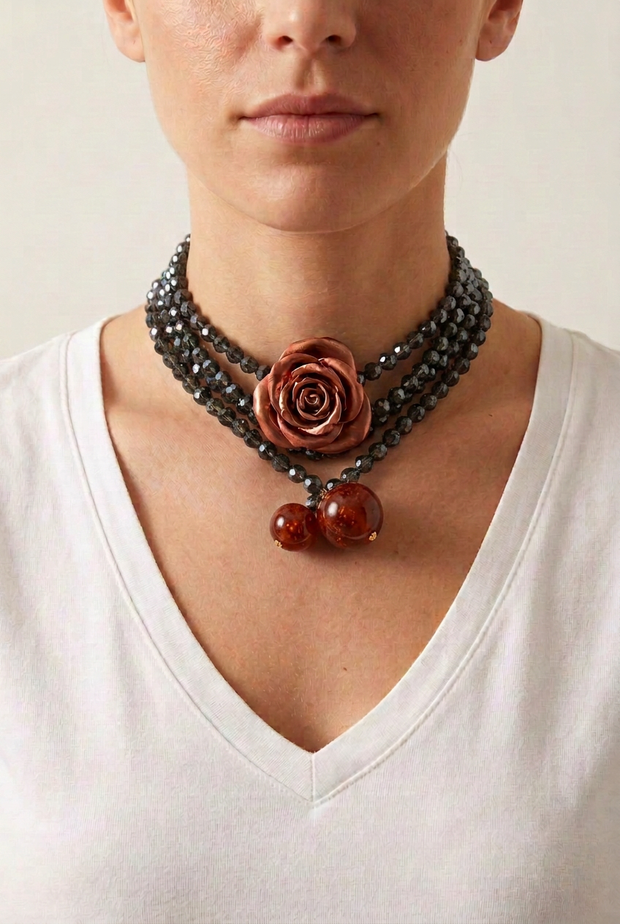 Collar Camelia cobre cristal gris tornasol sobre modelo, ajustado al cuello con bolas opacas de distinto tamaño