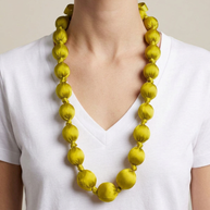 Collar Seda Kon M lima sobre modelo con largo corregido hasta un poco por debajo del pecho