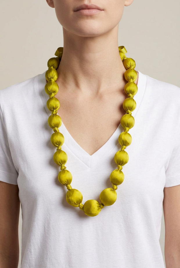 Collar Seda Kon M lima sobre modelo con largo corregido hasta un poco por debajo del pecho