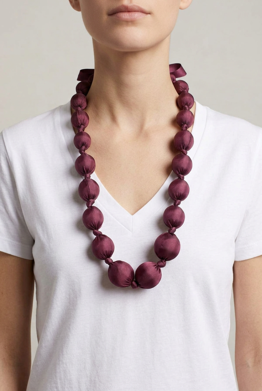 Collar Seda Kon M burgundy sobre modelo con largo corregido hasta un poco por debajo del pecho