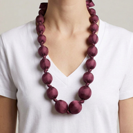 Collar Seda Kon M burgundy sobre modelo con largo corregido hasta un poco por debajo del pecho