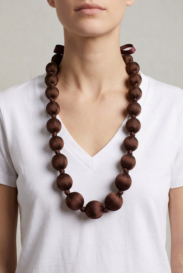 Collar Seda Kon M marrón sobre modelo con largo corregido hasta un poco por debajo del pecho