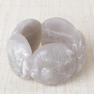 BRAZALETE RESINA TALLADA GRIS