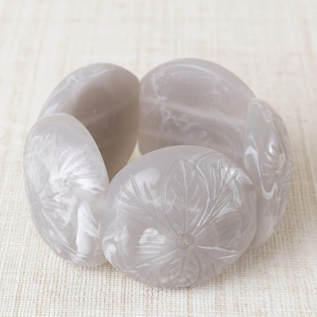 BRAZALETE RESINA TALLADA GRIS