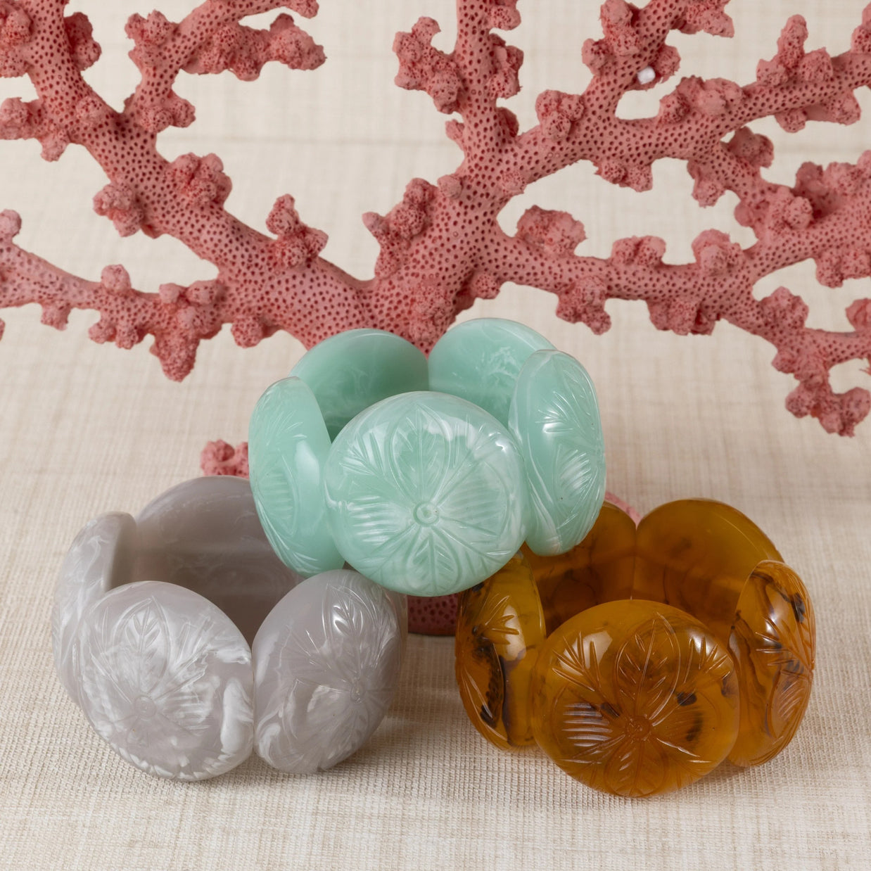 BRAZALETE RESINA TALLADA GRIS