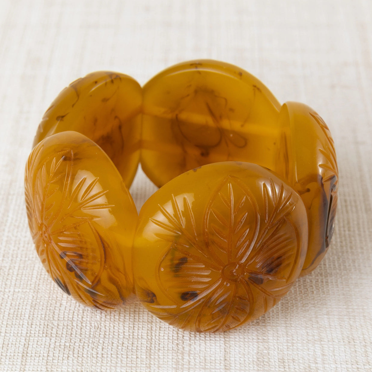 BRAZALETE RESINA TALLADA MOSTAZA