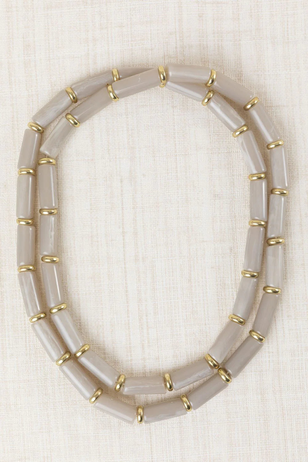 COLLAR LARGO TUBULAR RESINA GRIS