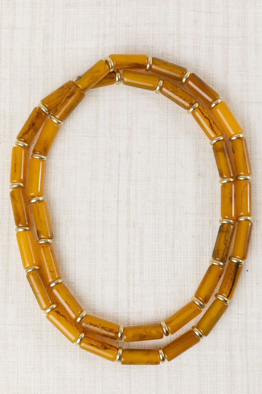 COLLAR LARGO TUBULAR RESINA MOSTAZA