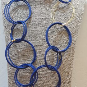 COLLAR LARGO CAUCHO AZUL CIRCULOS