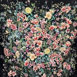 PAÑUELO CUADRADO 70x70 FLORES FONDO NEGRO