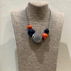 COLLAR ESFERA MARINO Y NARANJA