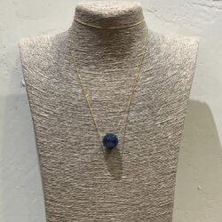 COLLAR CADENA FINA Y BOLA PIEDRA AZUL MARINO