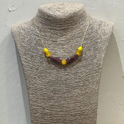 COLLAR PIEDRAS AMARILLAS Y MALVAS