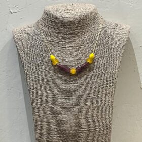 COLLAR PIEDRAS AMARILLAS Y MALVAS